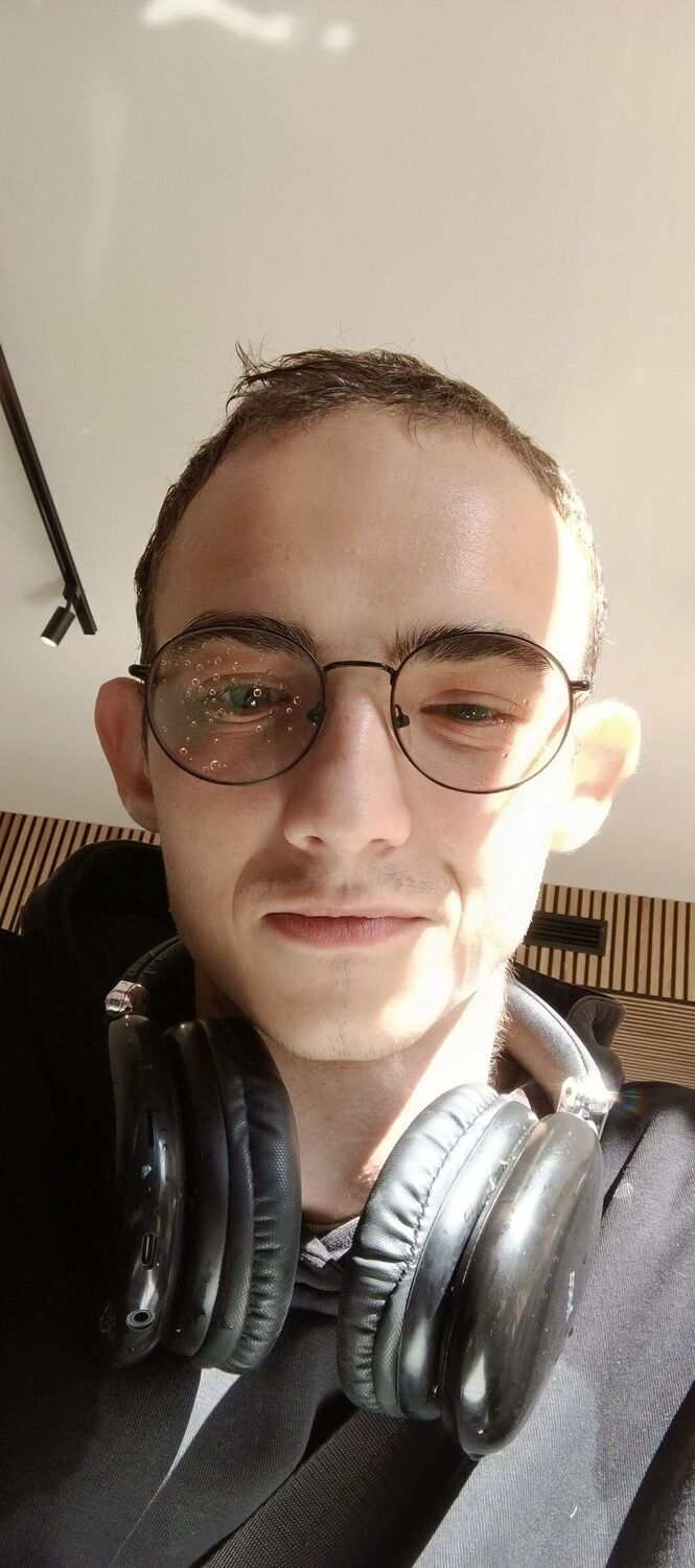  54022727  Mikhail, 21 ,    