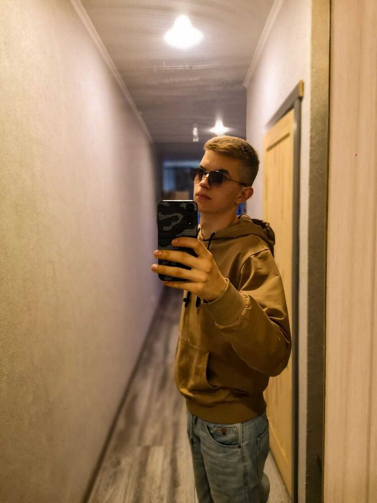  28681747  Denis, 25 ,     