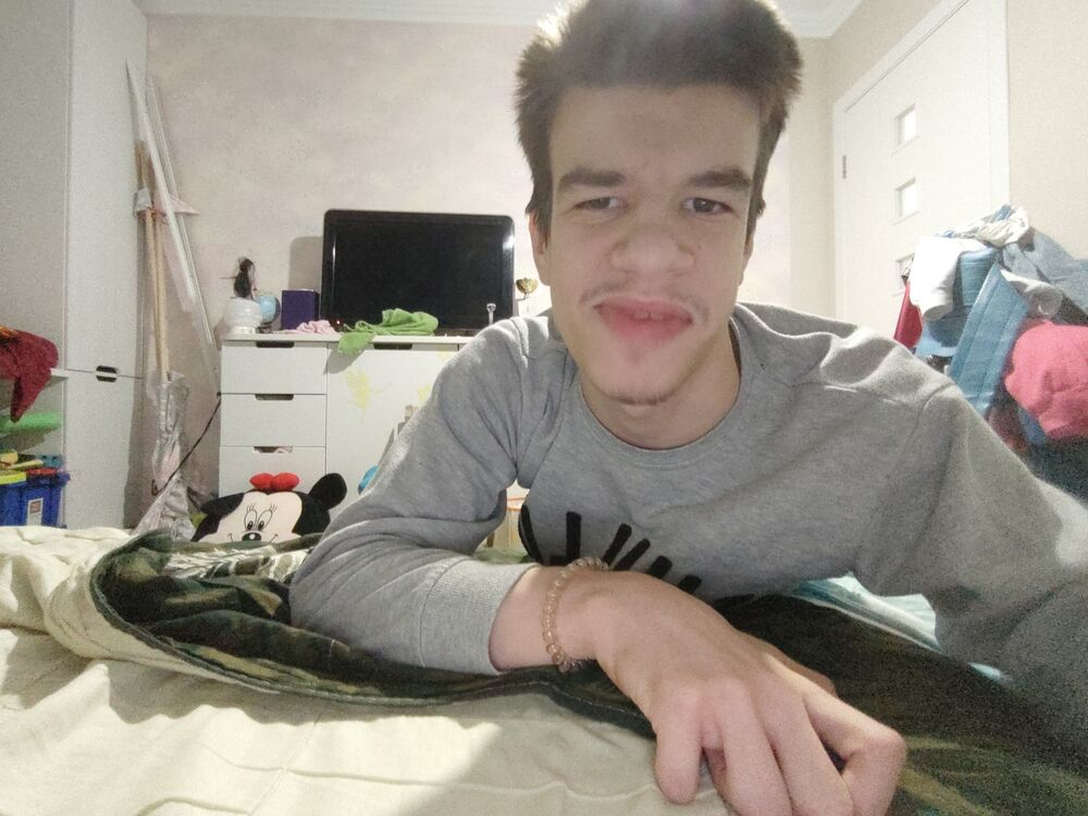  48558487  Kristian, 19 ,    