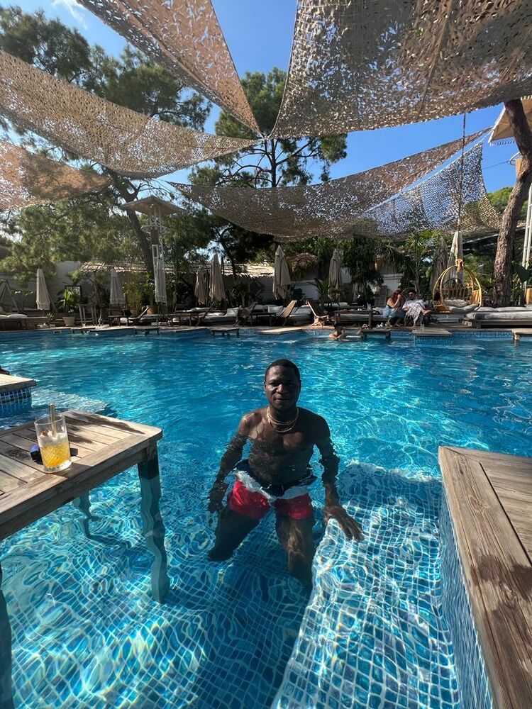  29733777  James, 38 ,    -