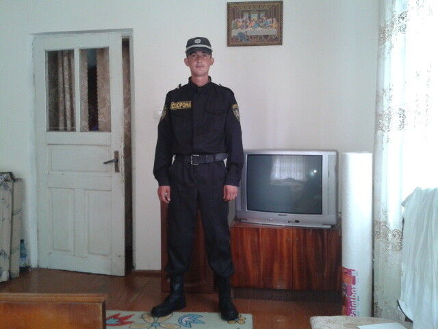  8222067  Den, 33 ,    