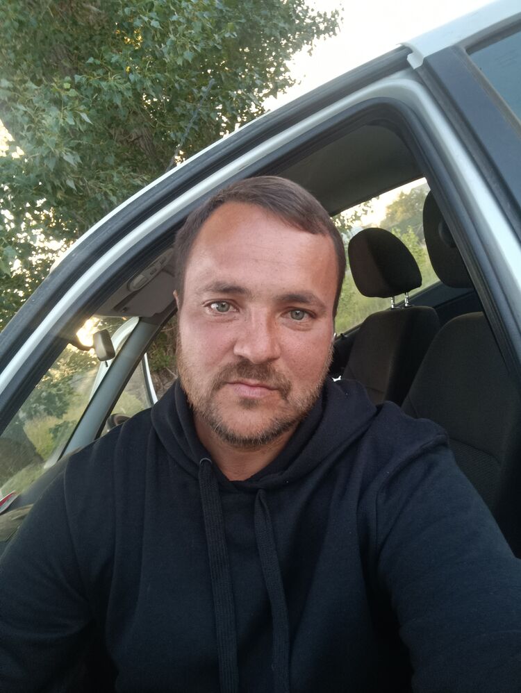  ,   Ruslan, 37 ,   ,   