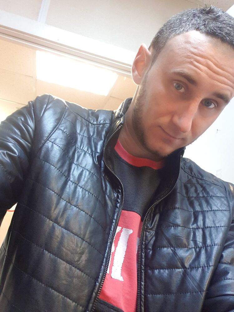  36863677  Roman, 32 ,    