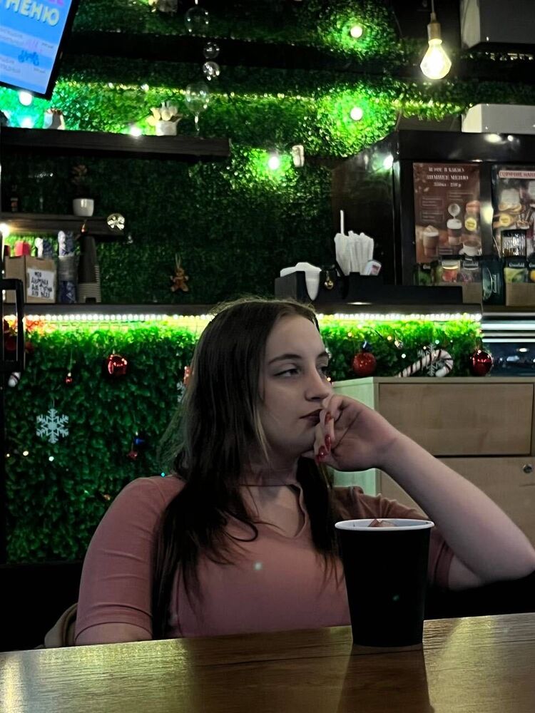  ,   Viki, 19 ,   ,   