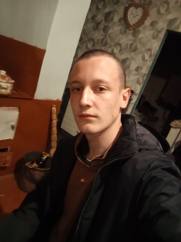  38818357  Eduard, 20 ,    