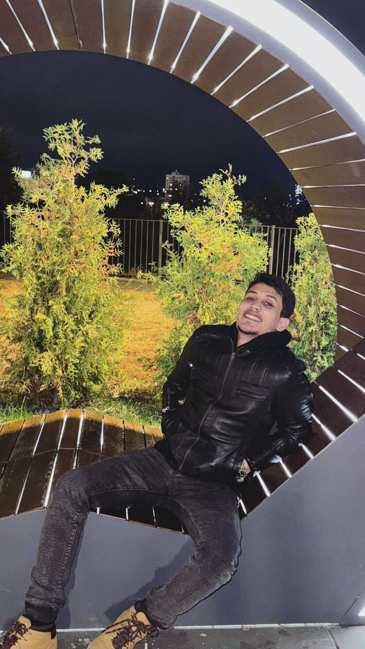  46952697  Yasser, 28 ,    