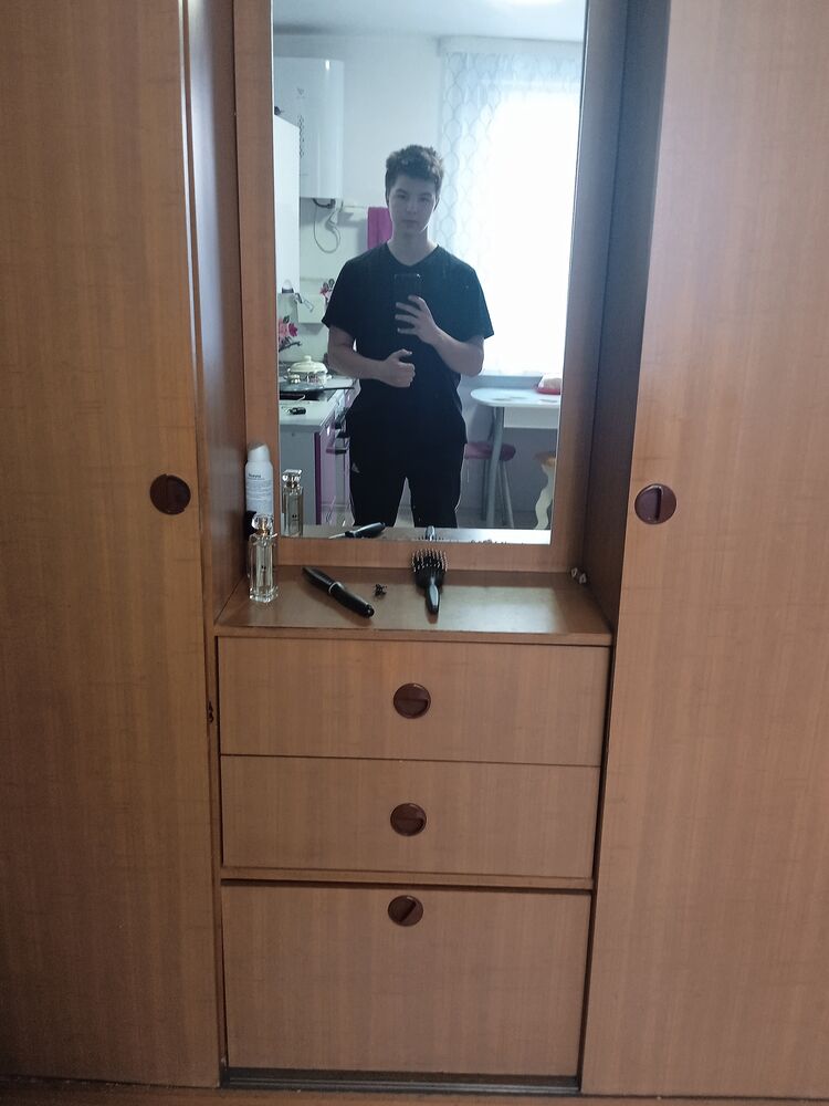  44097017  , 22 ,    