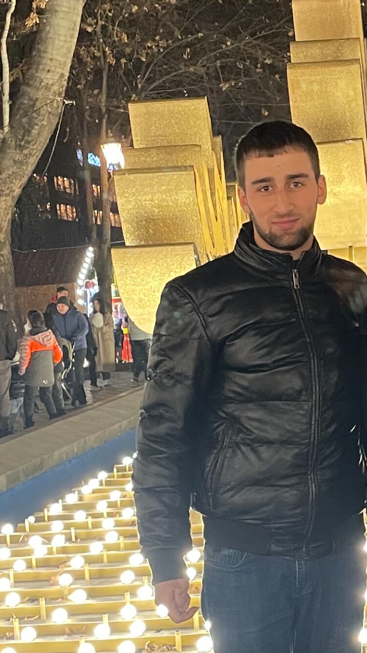  33775417  Artyom, 23 ,    