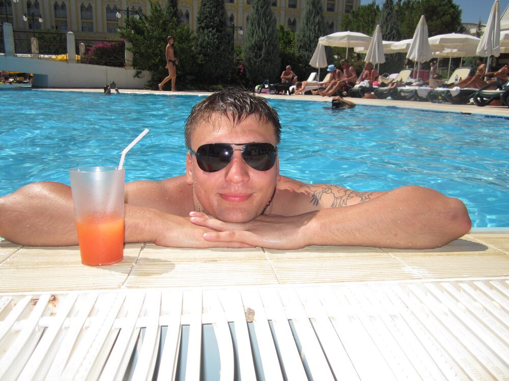  37740667  Konstantin, 41 ,    