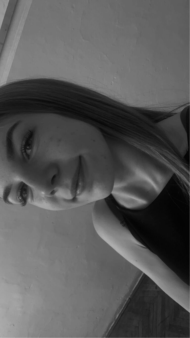  43332637  Karolina, 19 ,    