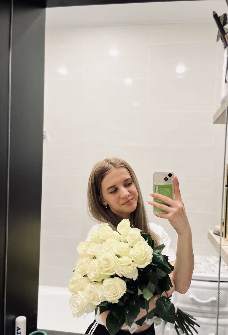  ,   Anna, 23 ,     