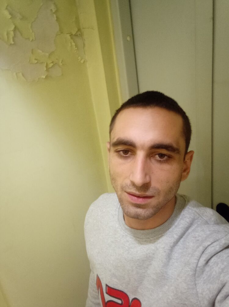  33410157  Guram, 27 ,    