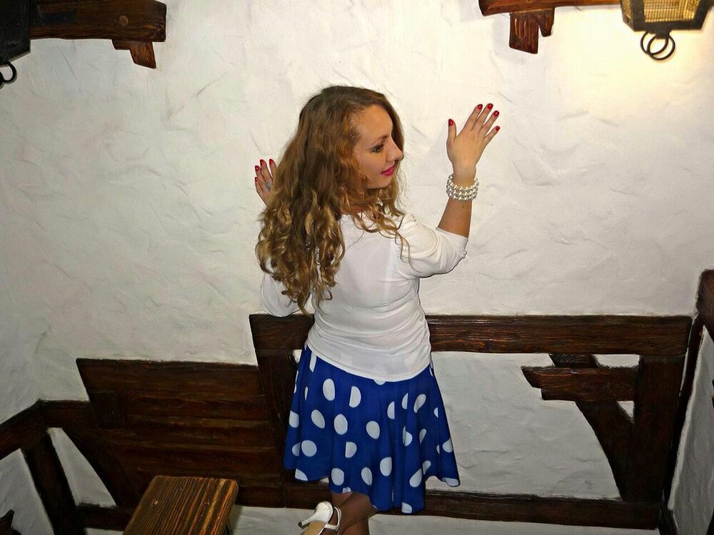  8542907  HolliBeriwer, 40 ,    -