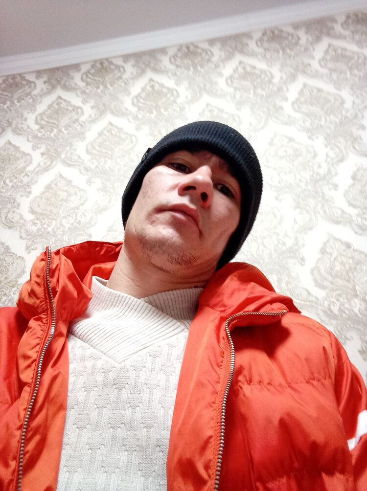  49645827  Dominik, 33 ,    --