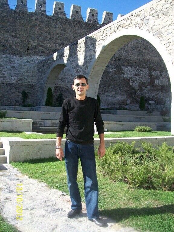  8429407  Vahe, 46 ,    