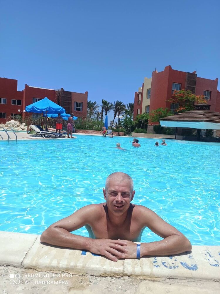  36323107  Anton, 44 ,    