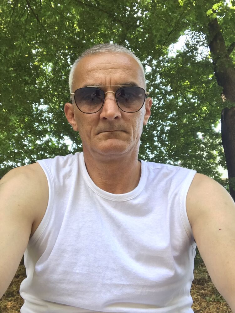  53737497  Robert, 48 ,    