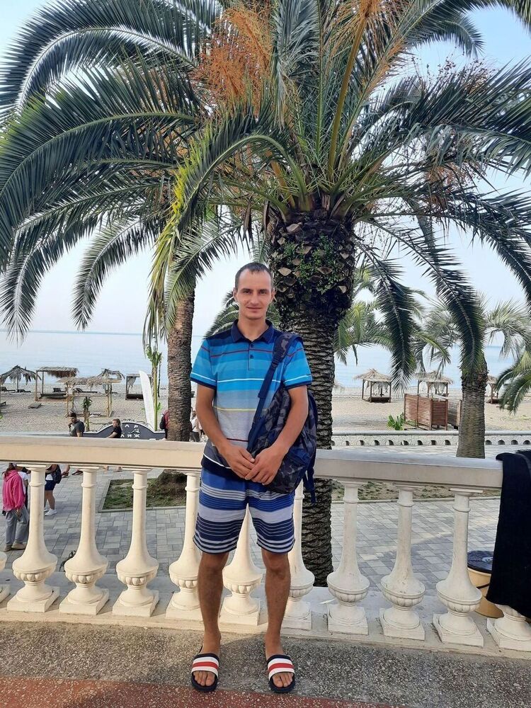  54194007  Anton, 32 ,    