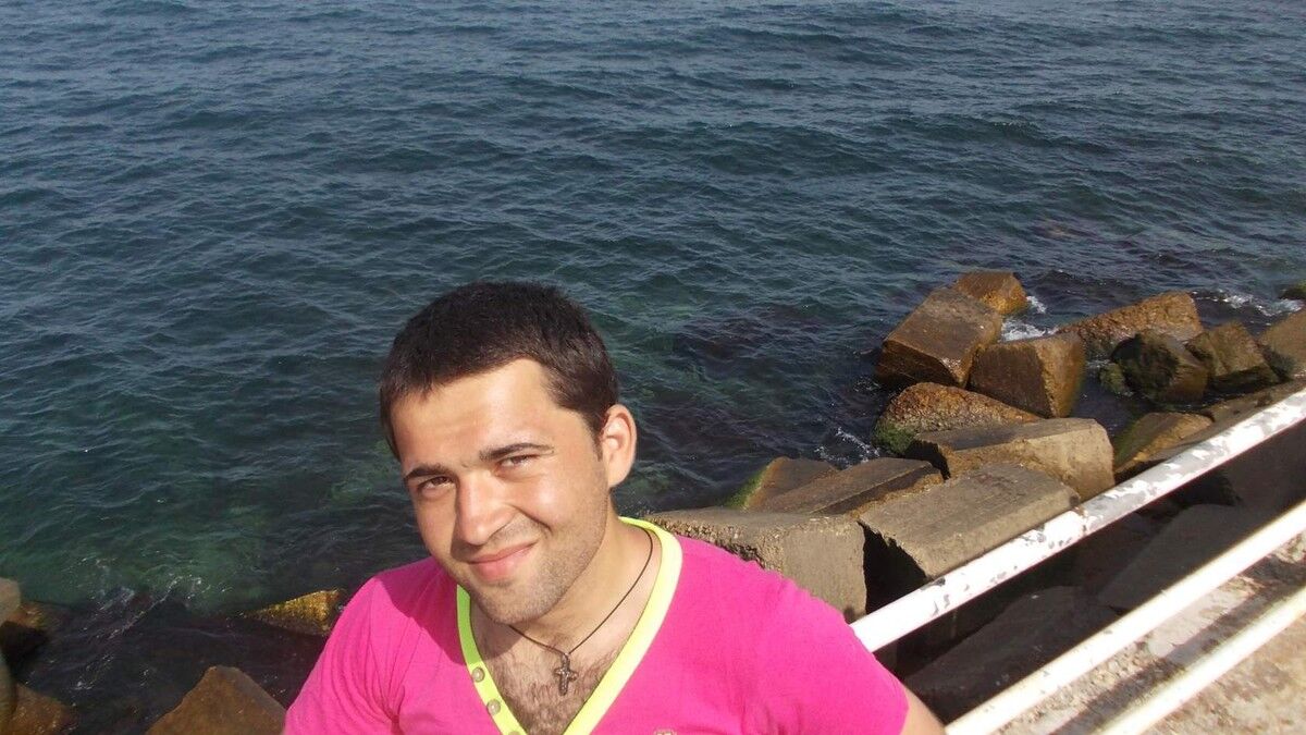  ,   Denis, 32 ,  