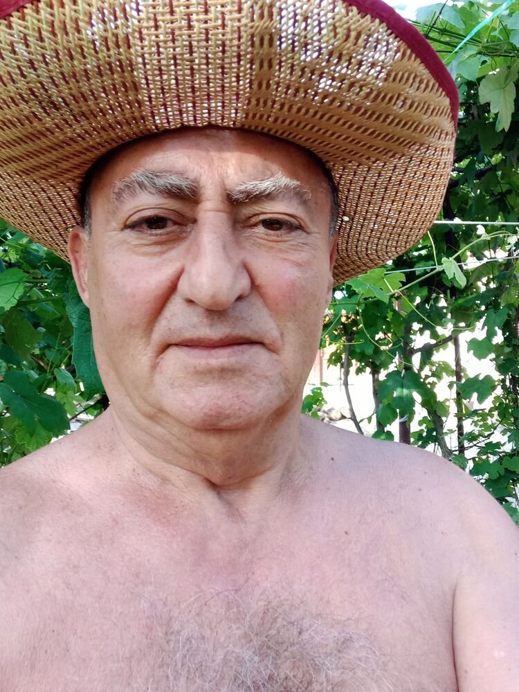  53632137  Hakob, 70 ,    