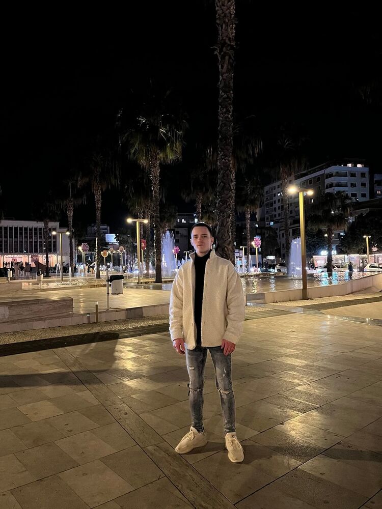  51815547  Maksym, 27 ,    