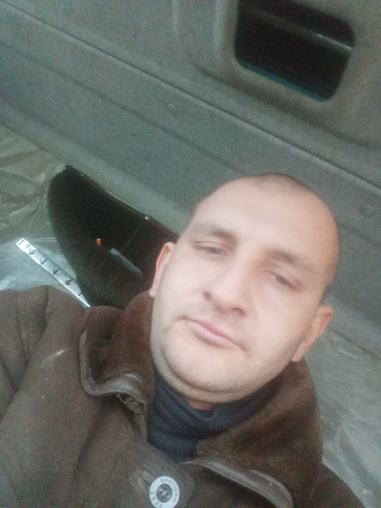  49033067  Pavel, 34 ,    