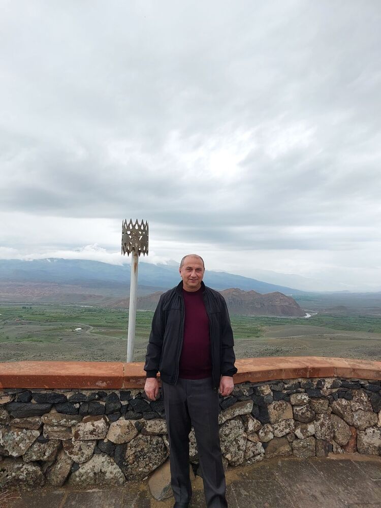  44695317  Andranik, 46 ,    