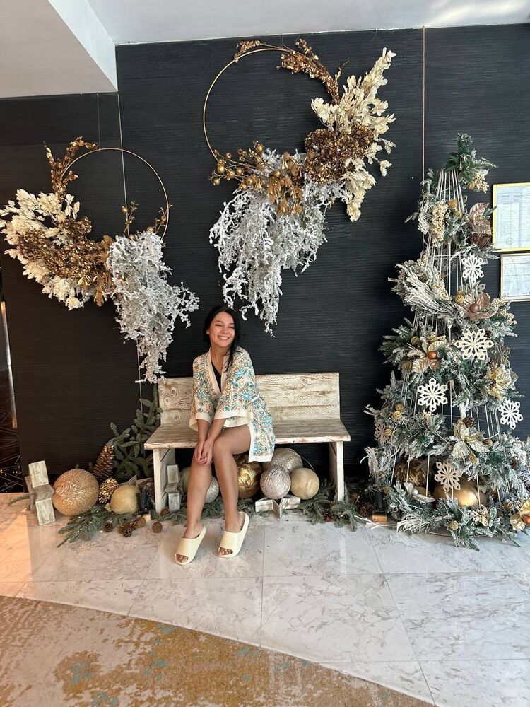  ,   Lola, 27 ,  