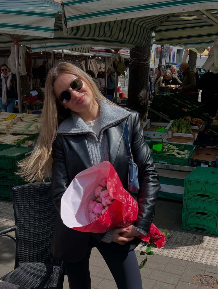  ,   Angelina, 26 ,   