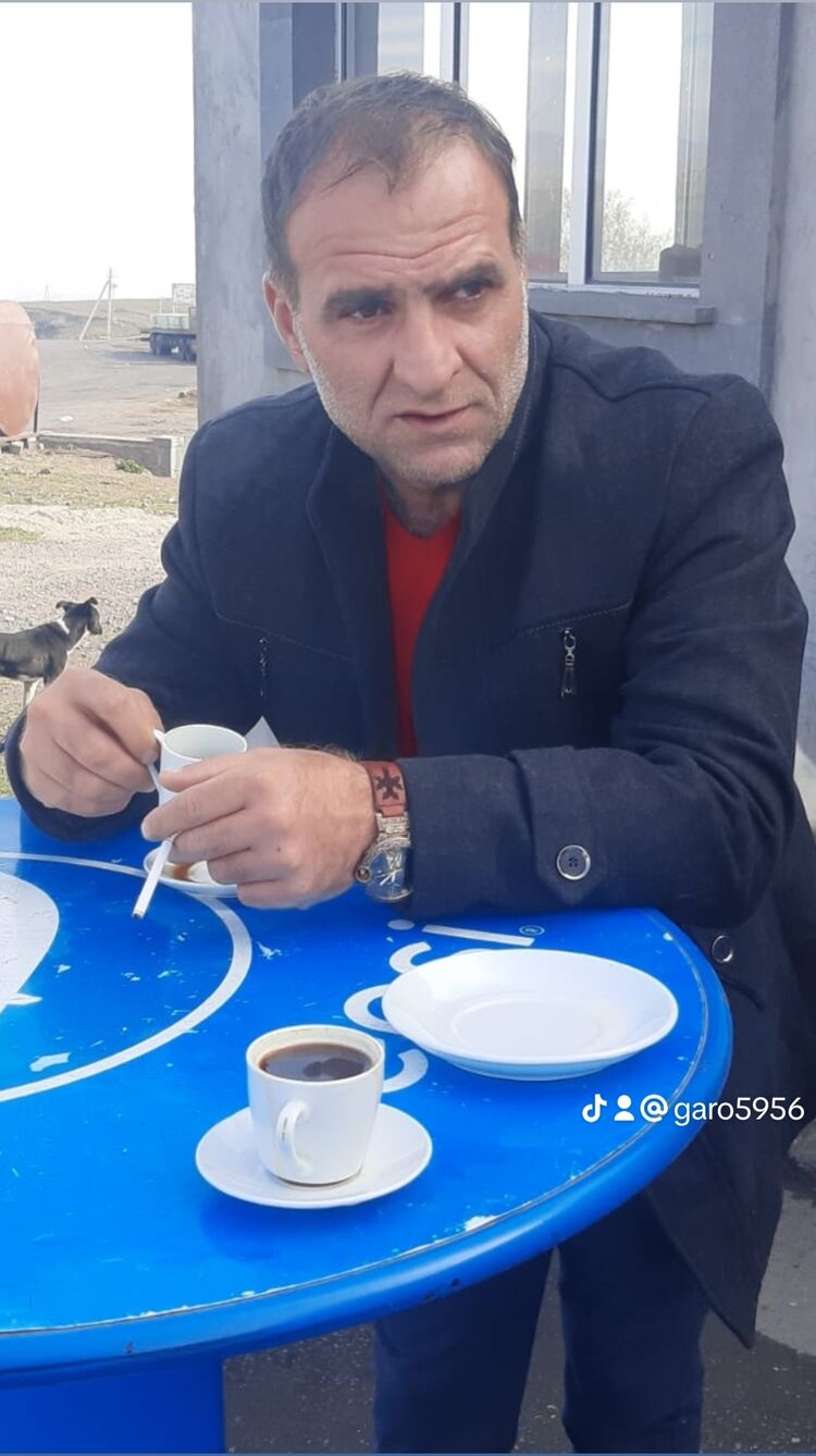  41441387  Garik, 44 ,    