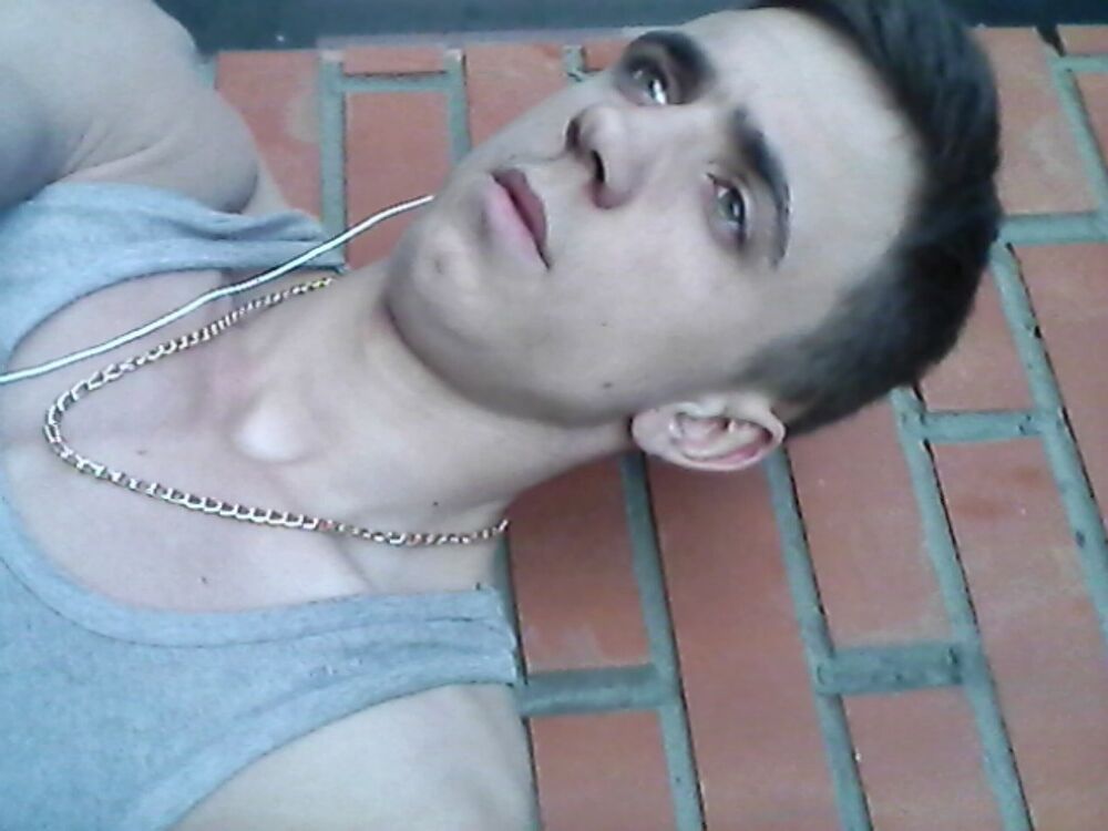  5546127  Artur, 32 ,    