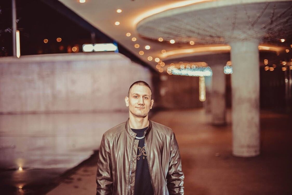  54372757  ˸, 27 ,    -