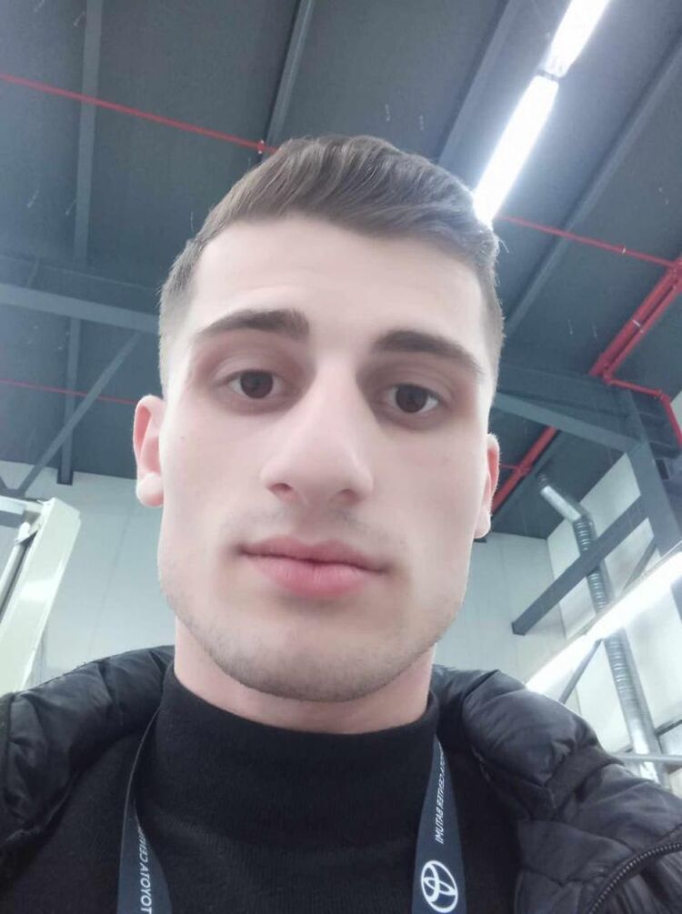  49507947  Irakli, 24 ,    