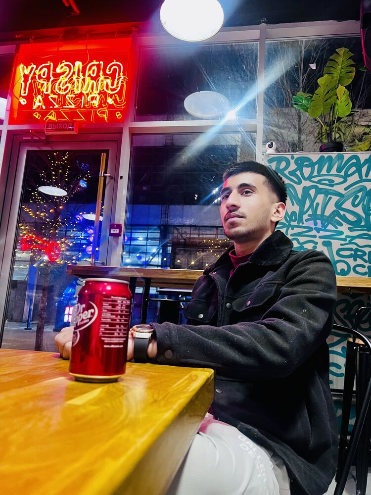  54738907  Ali Gohar, 24 ,    -