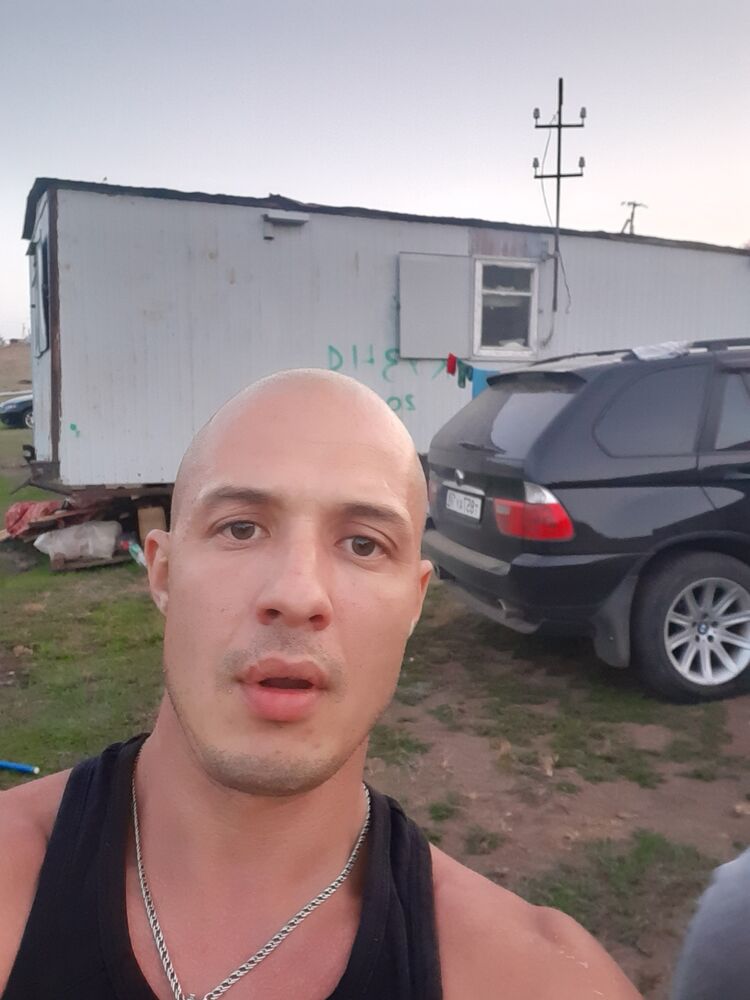  31271337  Anton, 42 ,    