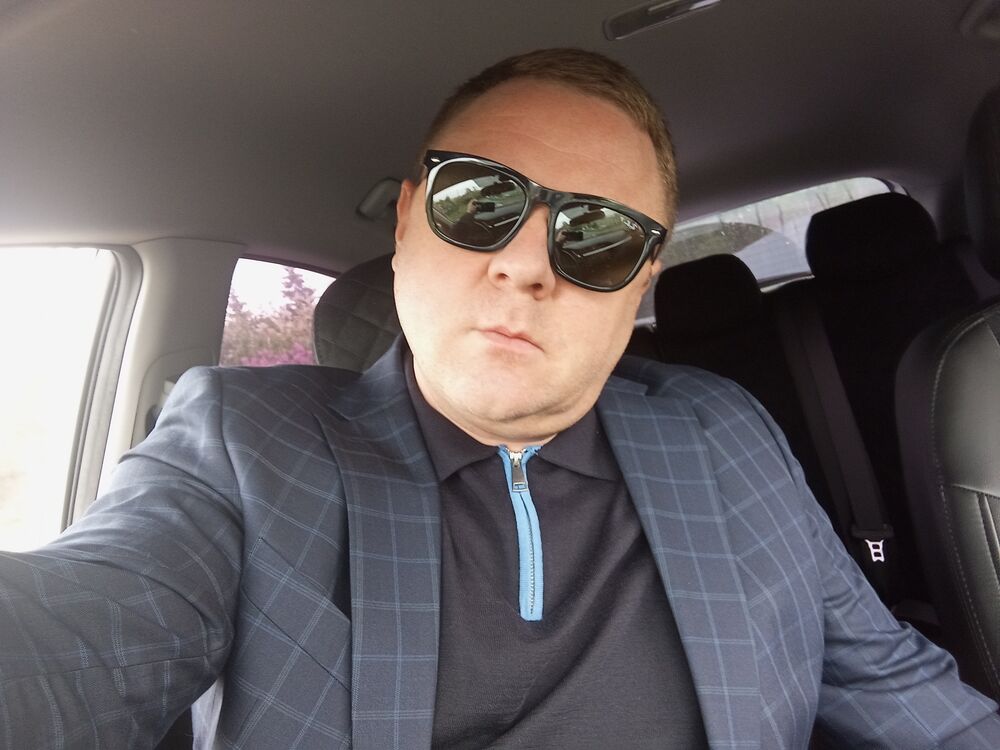  53202257  Sergio, 44 ,    