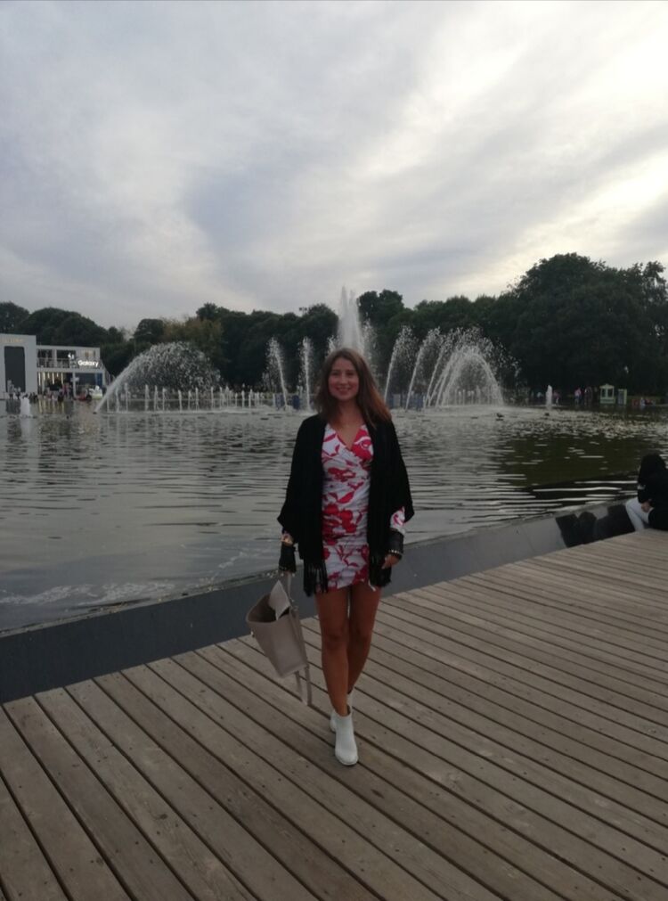  18550537  Lena, 44 ,    