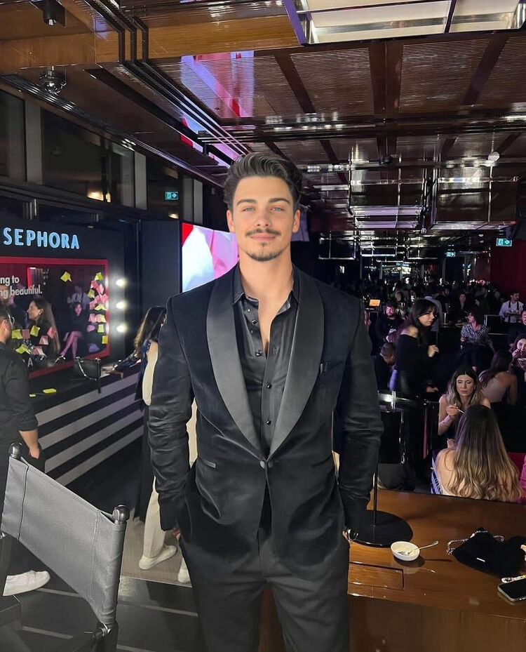  44637247  , 25 ,    -