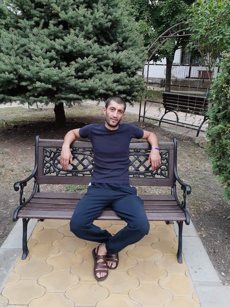  19564477  Artem, 42 ,    