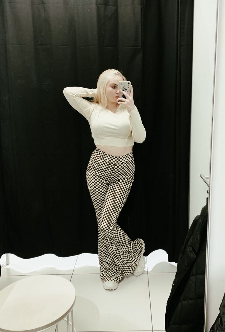  31034067  Nina, 23 ,    