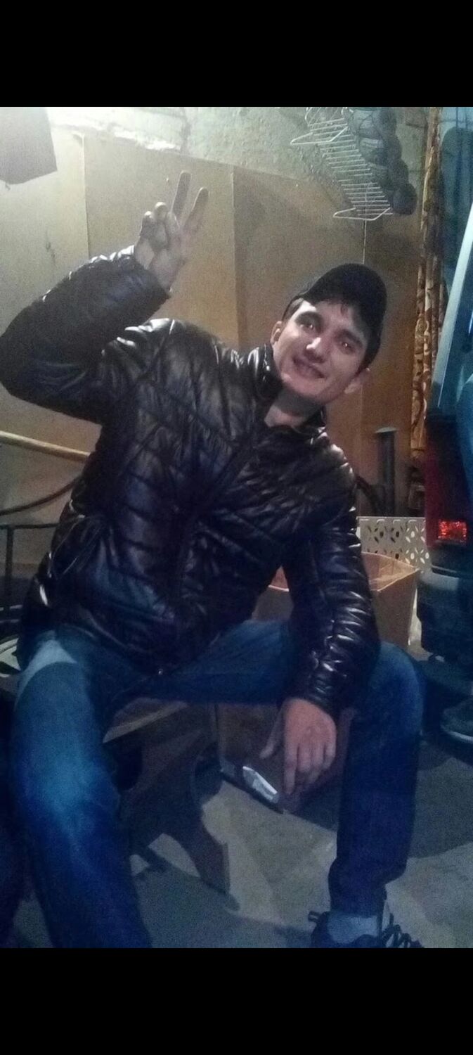  53051927  Artur, 32 ,    