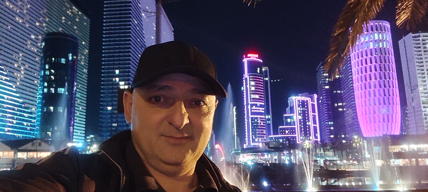  44135697  Kakha, 49 ,    