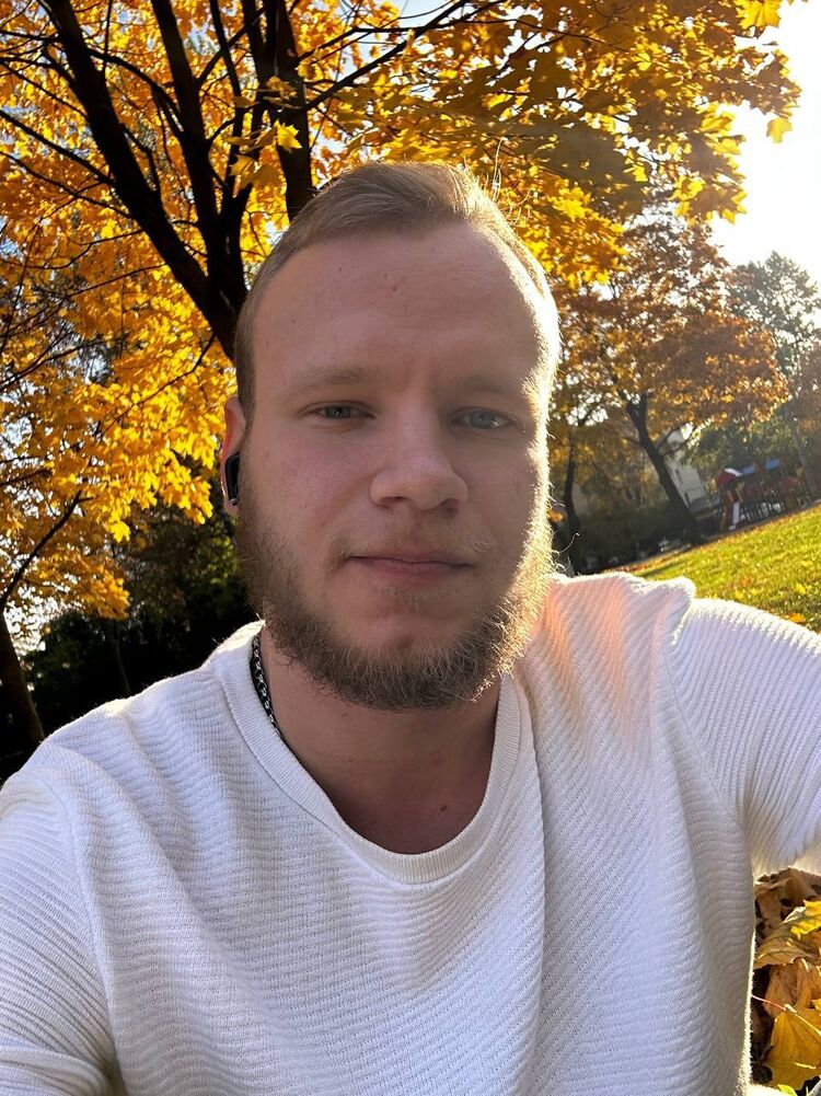 47768317  Vlad, 24 ,    