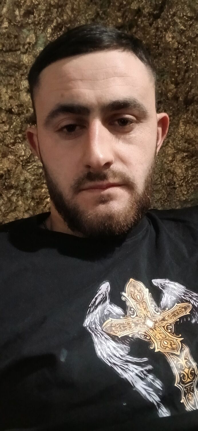  48166817  Hakob, 24 ,    