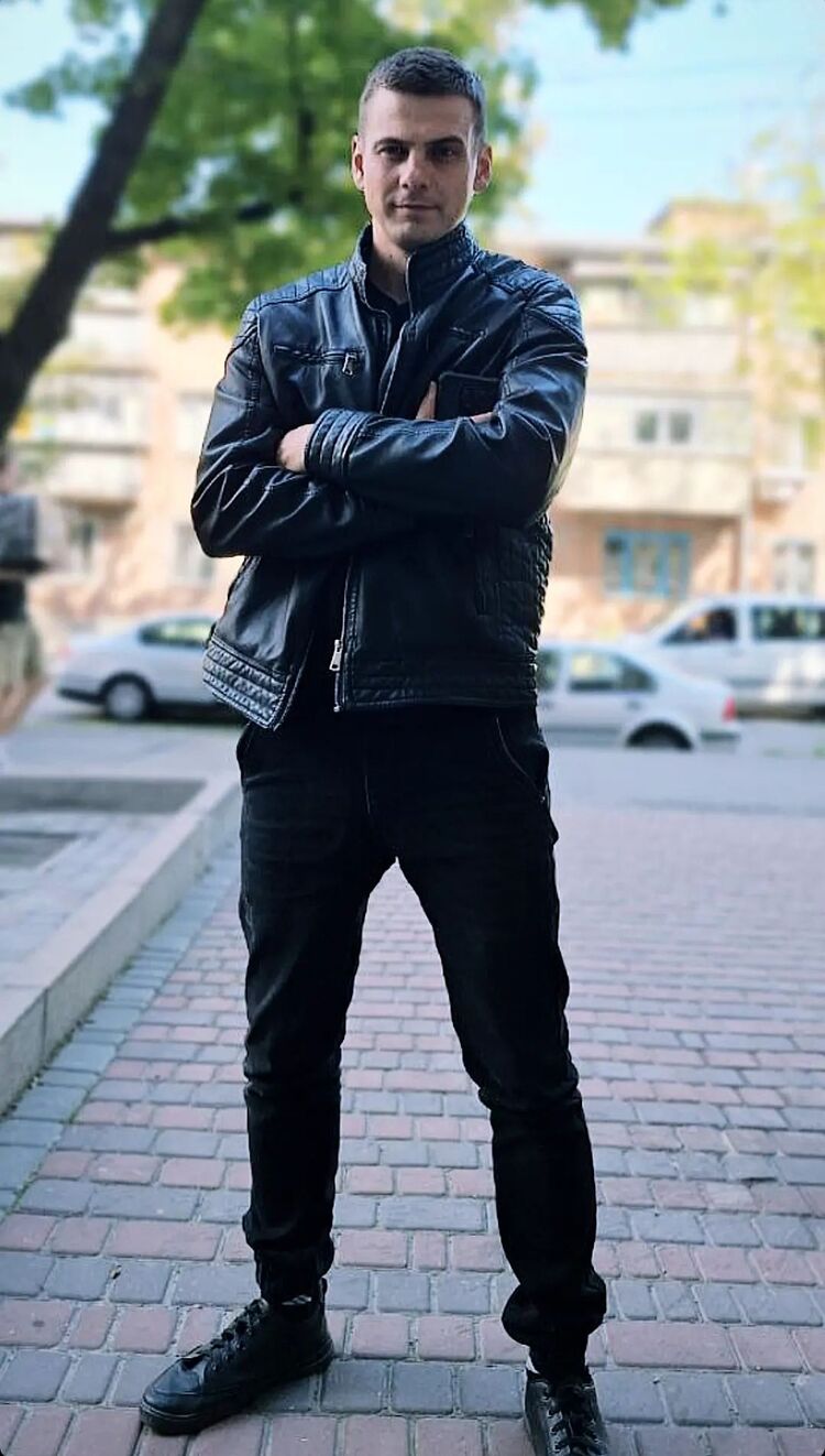 ,   Viktor, 32 ,   ,   , c , 
