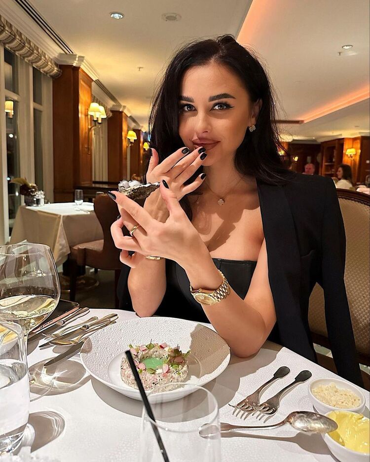 M datesecret. M datesecret