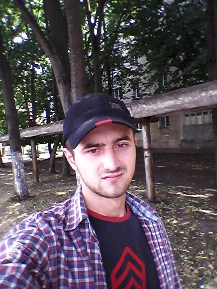  19057757  Artur, 33 ,    