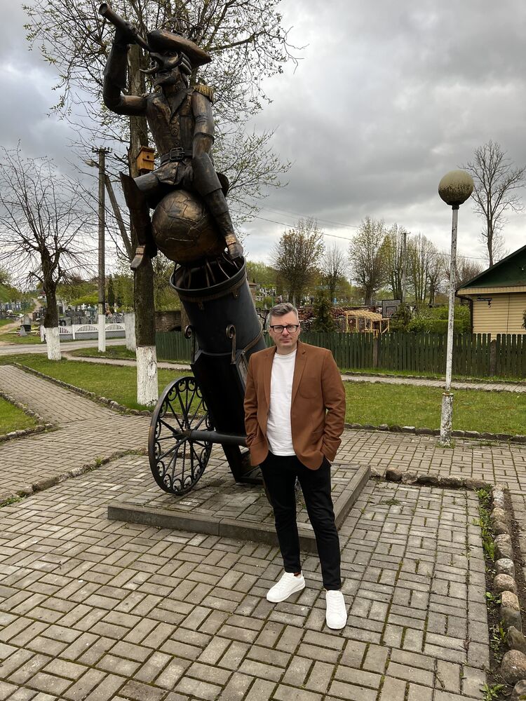 ,   Anton, 48 ,   , 