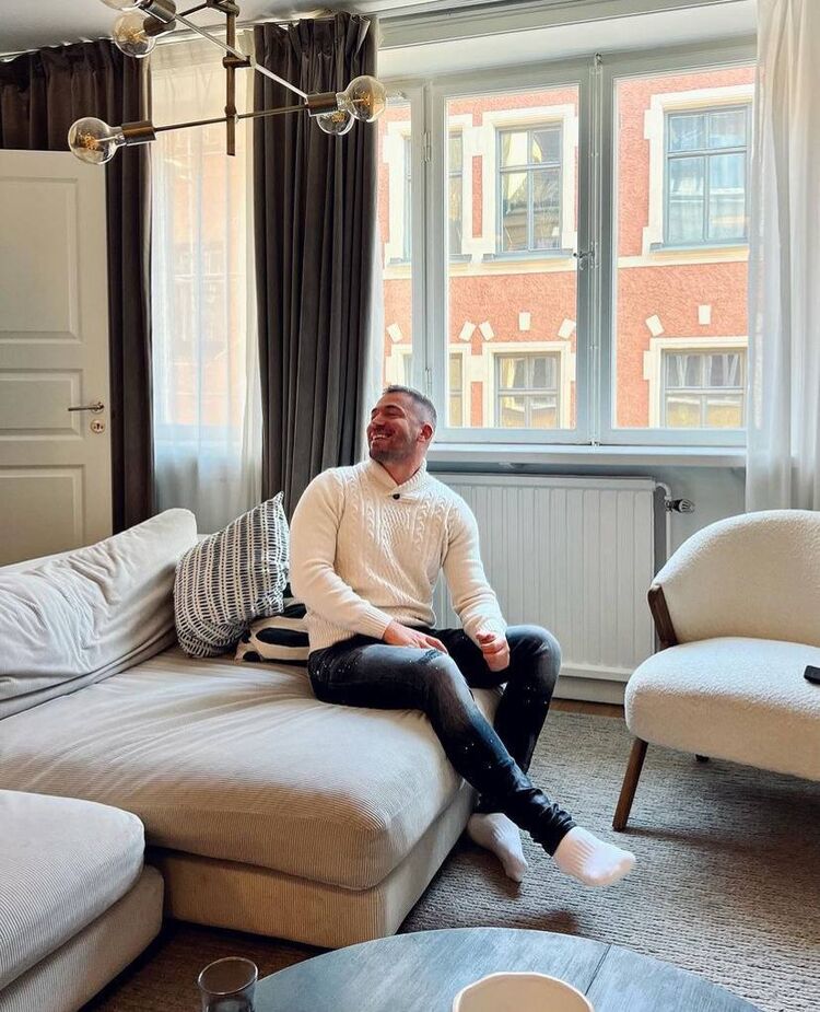  45048527  Artem, 41 ,    