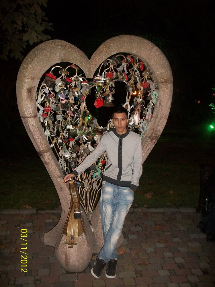  6111467  Akrom, 33 ,    -